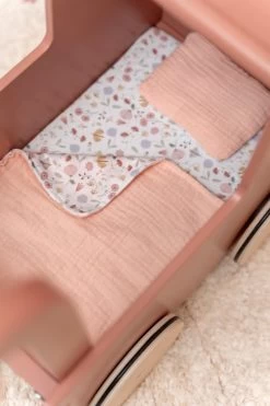 Little Dutch LD7096 Houten Retro Poppenwagen 11 Little Dutch LD7096 Houten Retro Poppenwagen -Beste Speelgoed Winkel LD7096 little dutch poppenwagen 4